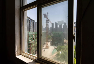 中国政府拯救楼市的做法，惹恼了谁？