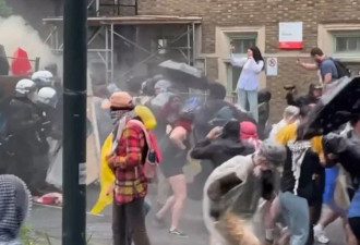 加拿大百人抗议爆发冲突：警民互掷石头催泪弹！15人被捕