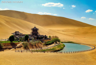 中国五大最美沙漠之一 甘肃鸣沙山月牙泉