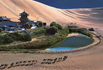 中国五大最美沙漠之一 甘肃鸣沙山月牙泉