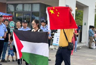 中国大学入学考完 多名考生秀巴勒斯坦国旗声援