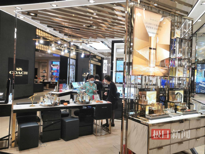 雅诗兰黛部分产品涨价,国际美妆护肤大牌为何纷纷调价?_手机搜狐网