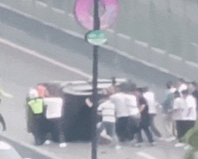 高架上，95后女骑警瞬间飞奔！半分钟后，现场...