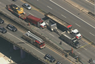 多伦多高速公路3辆大卡车相撞 1人身亡