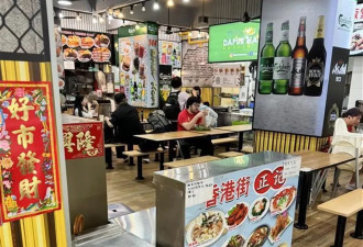 中国球迷打卡新加坡门将摊位：一顿饭31元 味道很正