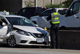 高速公路上汽车掉一块石头砸中挡风玻璃34岁女司机惨死