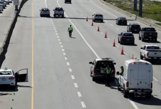 高速公路上汽车掉一块石头砸中挡风玻璃34岁女司机惨死