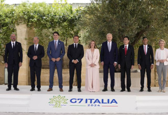 G7峰会首日，领袖大合照，最风光的她站C位