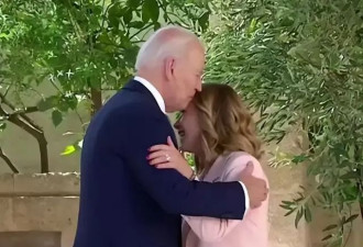 拜登亲吻47岁意大利女总理头发引热议 “他把她当小孩”