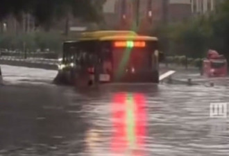 哈尔滨暴雨“公车变船”！积水如海浪猛打车窗