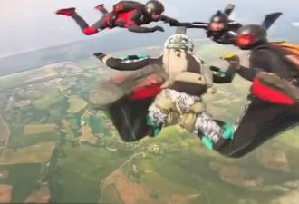 跳伞专家4000米高空坠地 随身镜头纪录绝望时刻