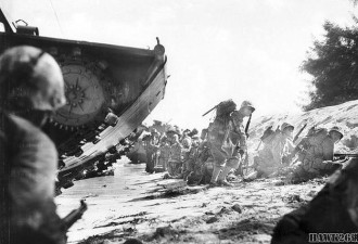 美军发动塞班岛战役 现“谢尔曼”中型坦克