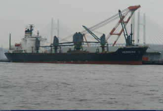 乌克兰货轮遭导弹击中 船员弃船逃生