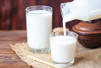 担心牛奶掺假？ 几种简单方法帮你检测