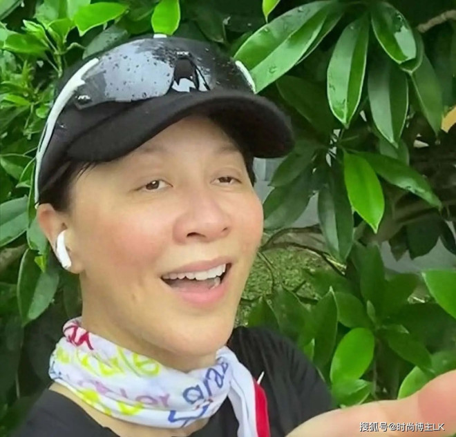刘嘉玲 58岁刘嘉玲户外跑步遇大雨！全素颜无偶像包袱_无忧资讯