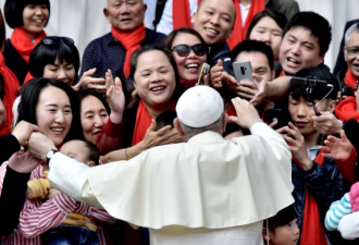 教宗方济各再向中国示好，呼吁为中国人民祷告