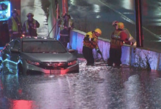 雷暴袭击多伦多：Gardiner高速公路上车辆被淹市中心多处停电