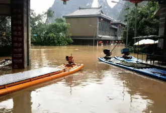 桂林洪峰过境：公交停运，酒店房客坐皮划艇入住
