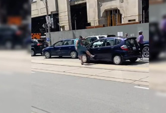 【视频】多伦多路怒司机街头发飙：手撕后视镜泄愤！