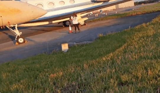 2环保分子擅闯机场向泰勒丝专机喷漆 但搞错飞机