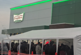 太火爆！北美知名连锁甜品店来加拿大开新店！近百人排队2小时！