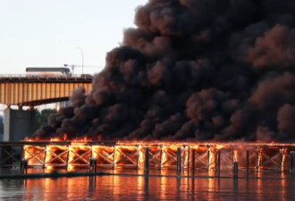 恐怖！加拿大铁路桥燃起&quot;末日既视感&quot;大火！黑烟滚滚直冲云霄！