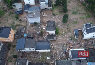 安徽歙县洪灾现场：村民房屋被冲出大洞