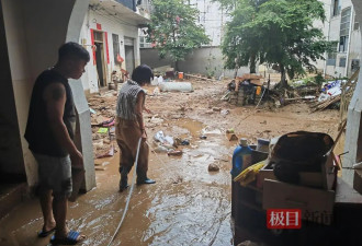安徽歙县洪灾现场：村民房屋被冲出大洞