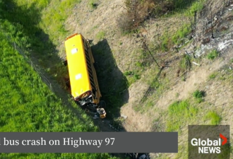 1死多伤！加拿大载30人校车高速上失控坠沟，行人救人被撞亡