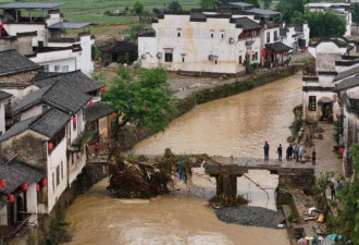 黄山700年古桥遭洪水冲毁 文物部门察看