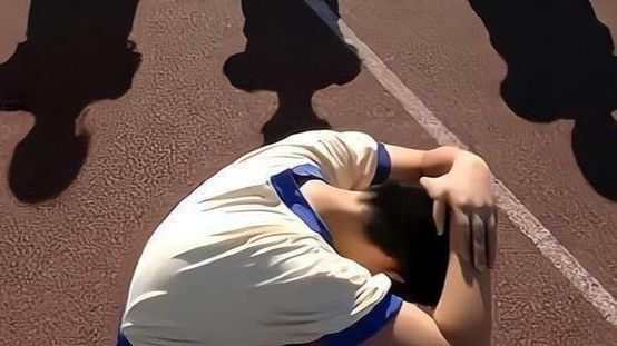 15岁学生制止校园暴力,被一拳打成青光眼,打人者父母:劝架者责任最大_凤凰网