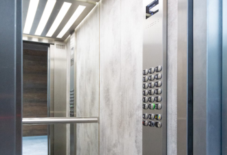 多伦多知名公寓被吐槽：14个人困电梯1.5个小时 出门要30分钟