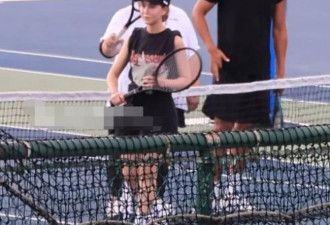 周杰伦携小15岁娇妻打网球 粗壮得像个民工