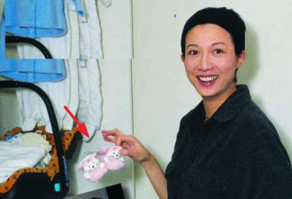 1999年吴绮莉怀孕6个月 为小龙女准备婴儿鞋
