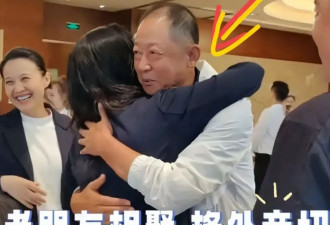 57岁王志文带儿子出席晚宴，老得几乎认不出