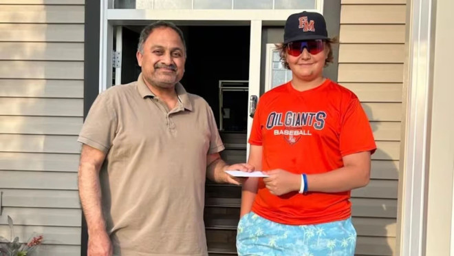 Alberta bus driver lauded for keeping team safe from lightning strike - The  Weather Network
