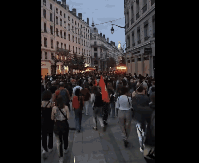 极右翼首轮投票领先，巴黎、里昂爆发抗议活动