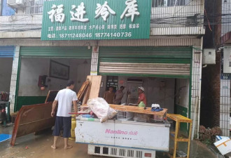 湖南平江有记录以来最强降雨:有店铺积水1.5米