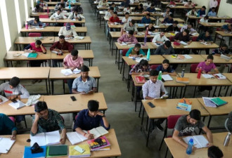 留学印度的中国学生：刚下飞机，马上就想回家…