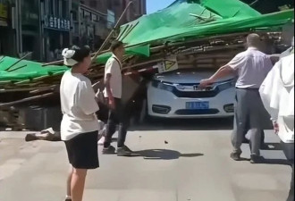 武汉一小区安全通道倒塌,有行人和车辆被压...