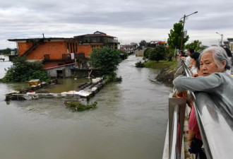 极端降雨量洪水高涨 洞庭湖决堤迁离5千多人