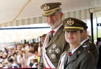 英姿飒爽！18岁西班牙公主军装出席，白得发光