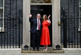 英国新首相拜见国王，49岁妻子惊艳亮相