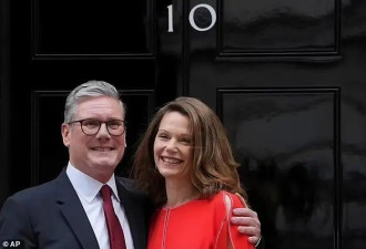 英国新首相拜见国王，49岁妻子惊艳亮相