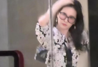 刘亦菲与干爹热聊被拍 两人互动自然毫不避嫌