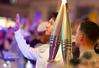 王一博在巴黎传递奥运圣火 捡起掉落的国旗满满正能量