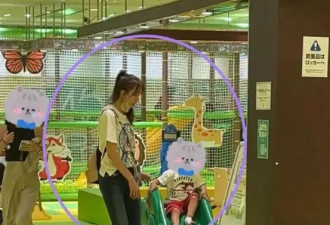 50岁林志玲带儿子外出，身材苗条像30岁，脸却暴露真实年龄