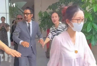 任达华现身河南兰考县商演，安保人员穿防弹衣被指太夸张