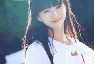 杨丽萍外甥女小彩旗晒英国大学毕业照，曾登春晚，如今25岁大变样