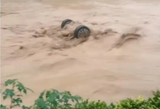 陕西宝鸡暴雨 目击者：20多辆车被冲走